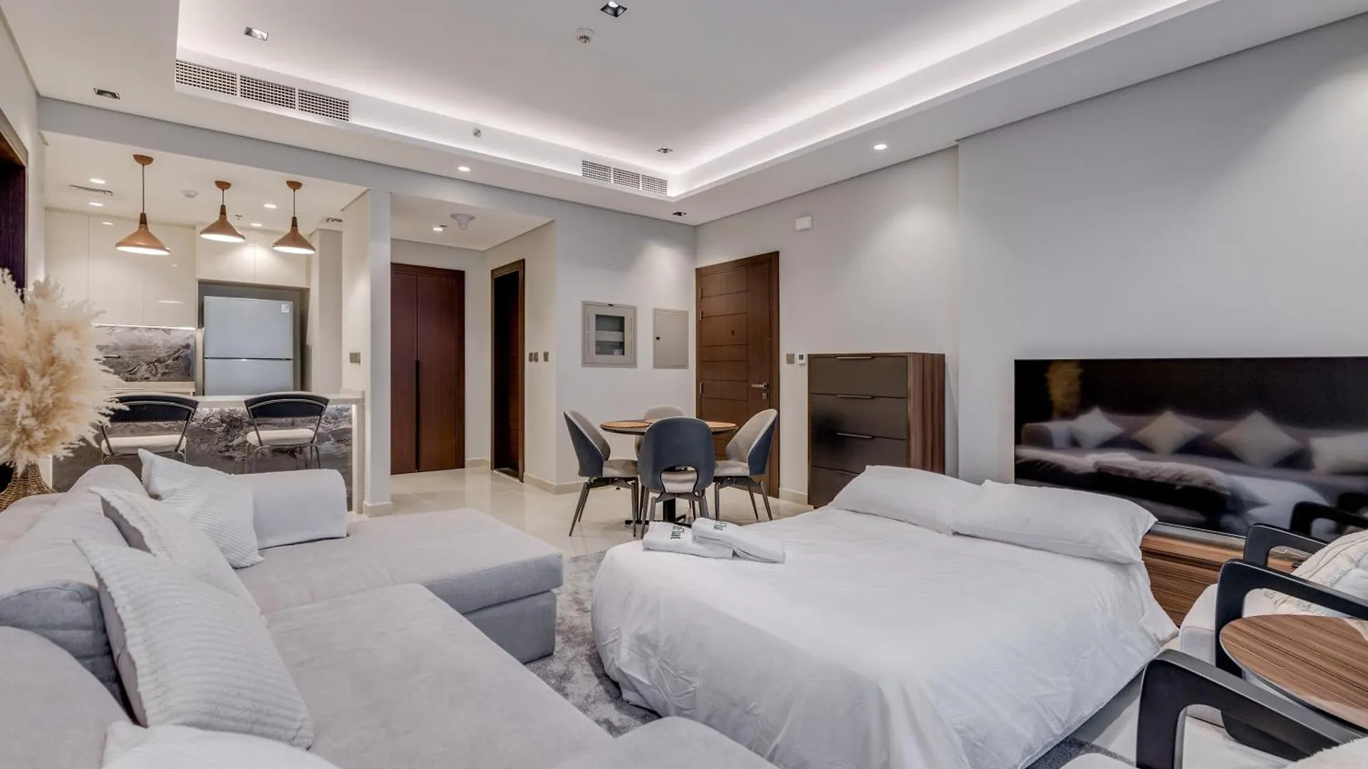 Ramadan Offer!!! Skyline View 1Br, King Bed, Bar & Movie Nights Apartment Dubai