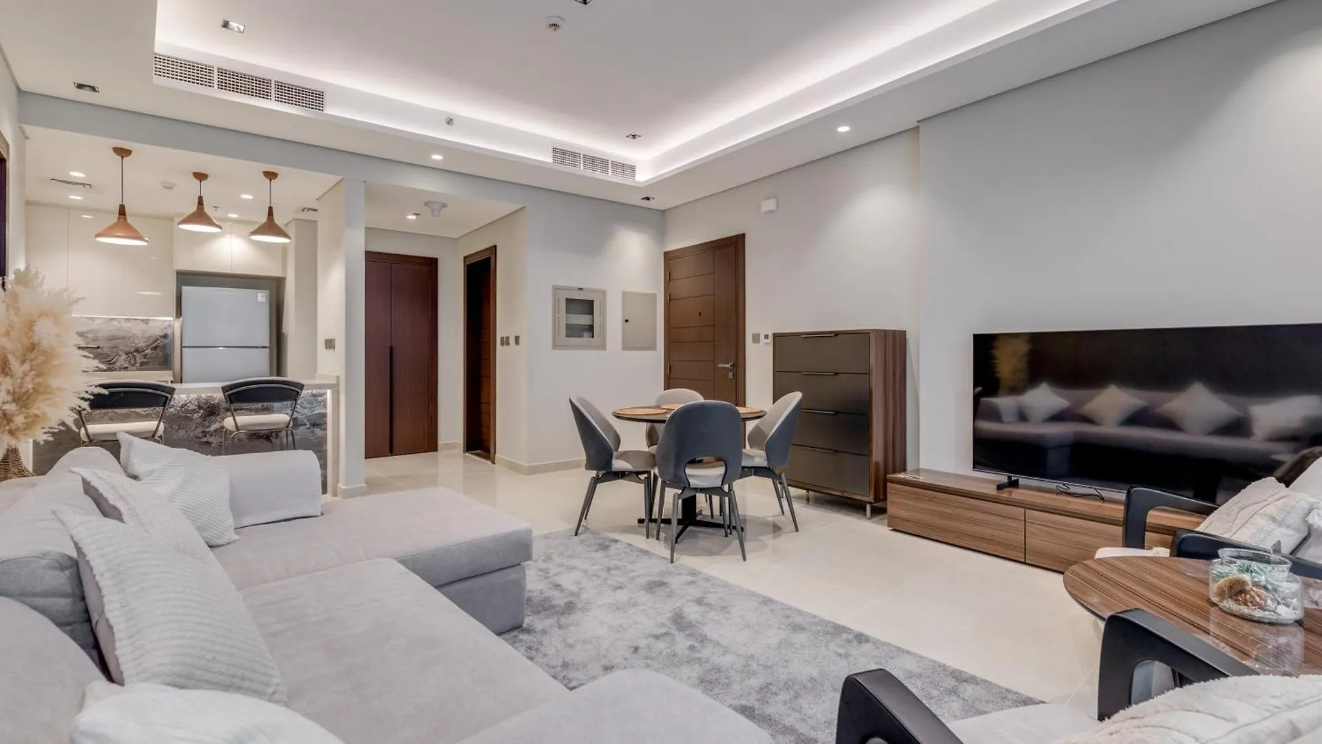 Ramadan Offer!!! Skyline View 1Br, King Bed, Bar & Movie Nights Apartment Dubai