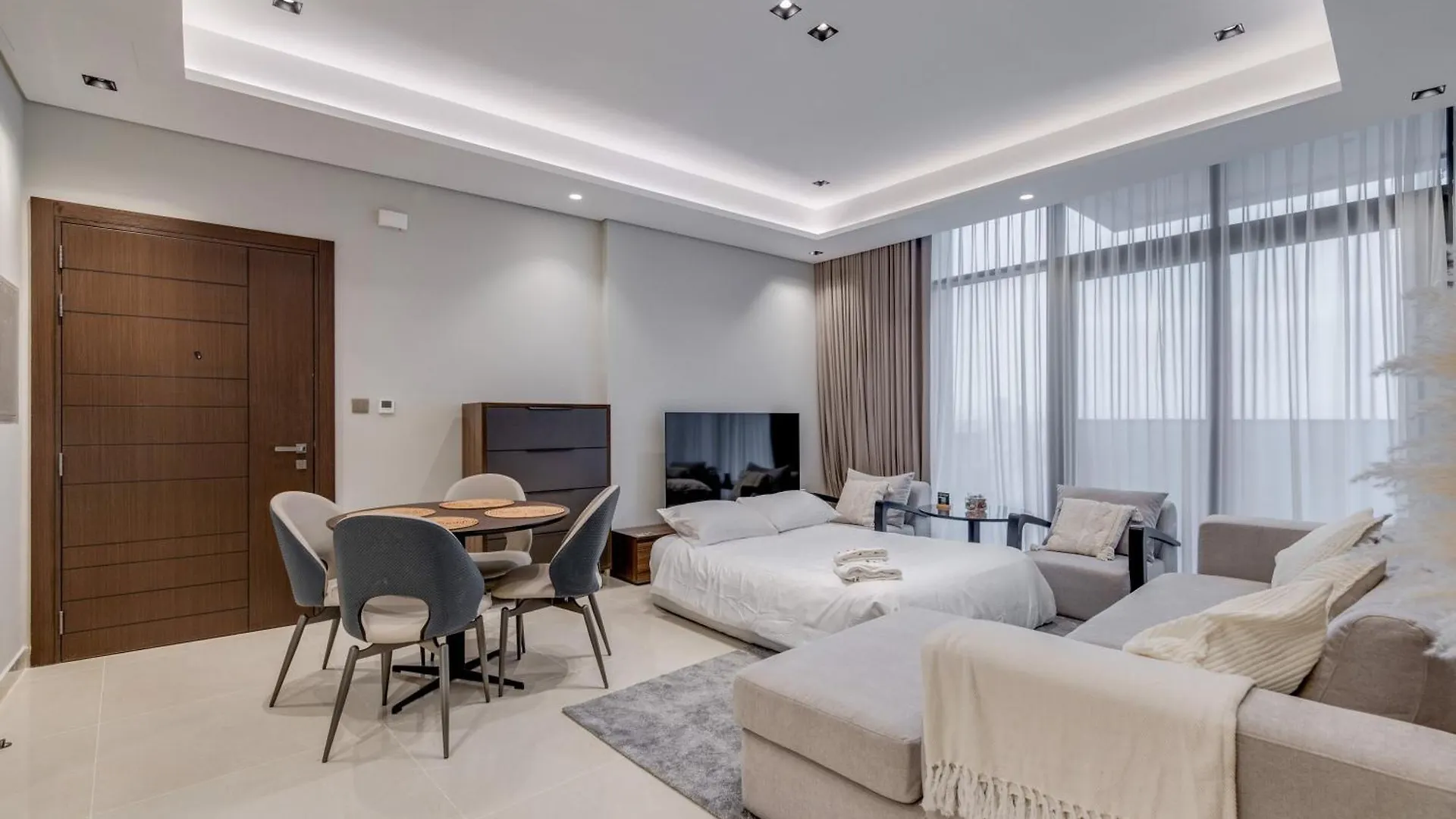 Ramadan Offer!!! Skyline View 1Br, King Bed, Bar & Movie Nights Apartment Dubai