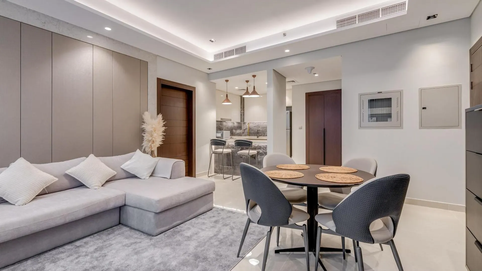 Ramadan Offer!!! Skyline View 1Br, King Bed, Bar & Movie Nights Apartment Dubai