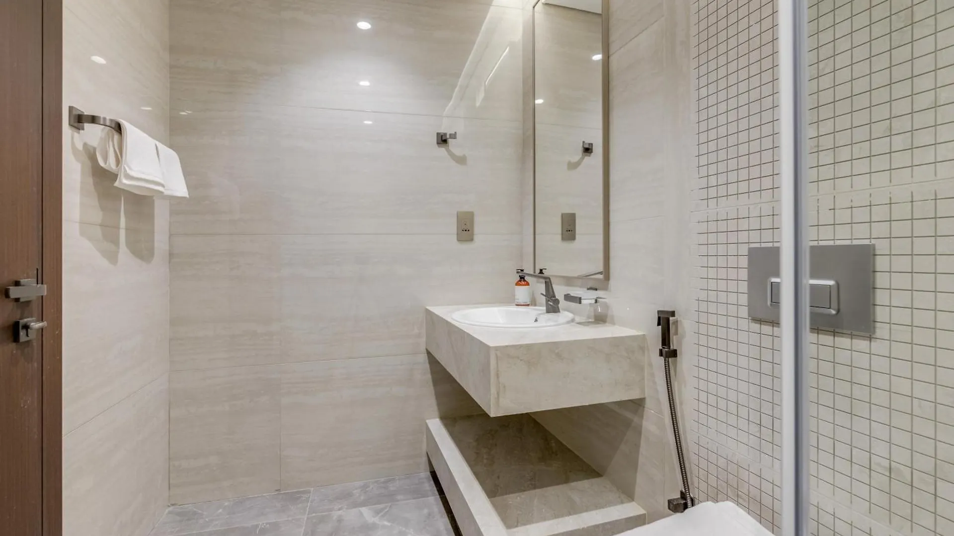 Ramadan Offer!!! Skyline View 1Br, King Bed, Bar & Movie Nights Apartment Dubai