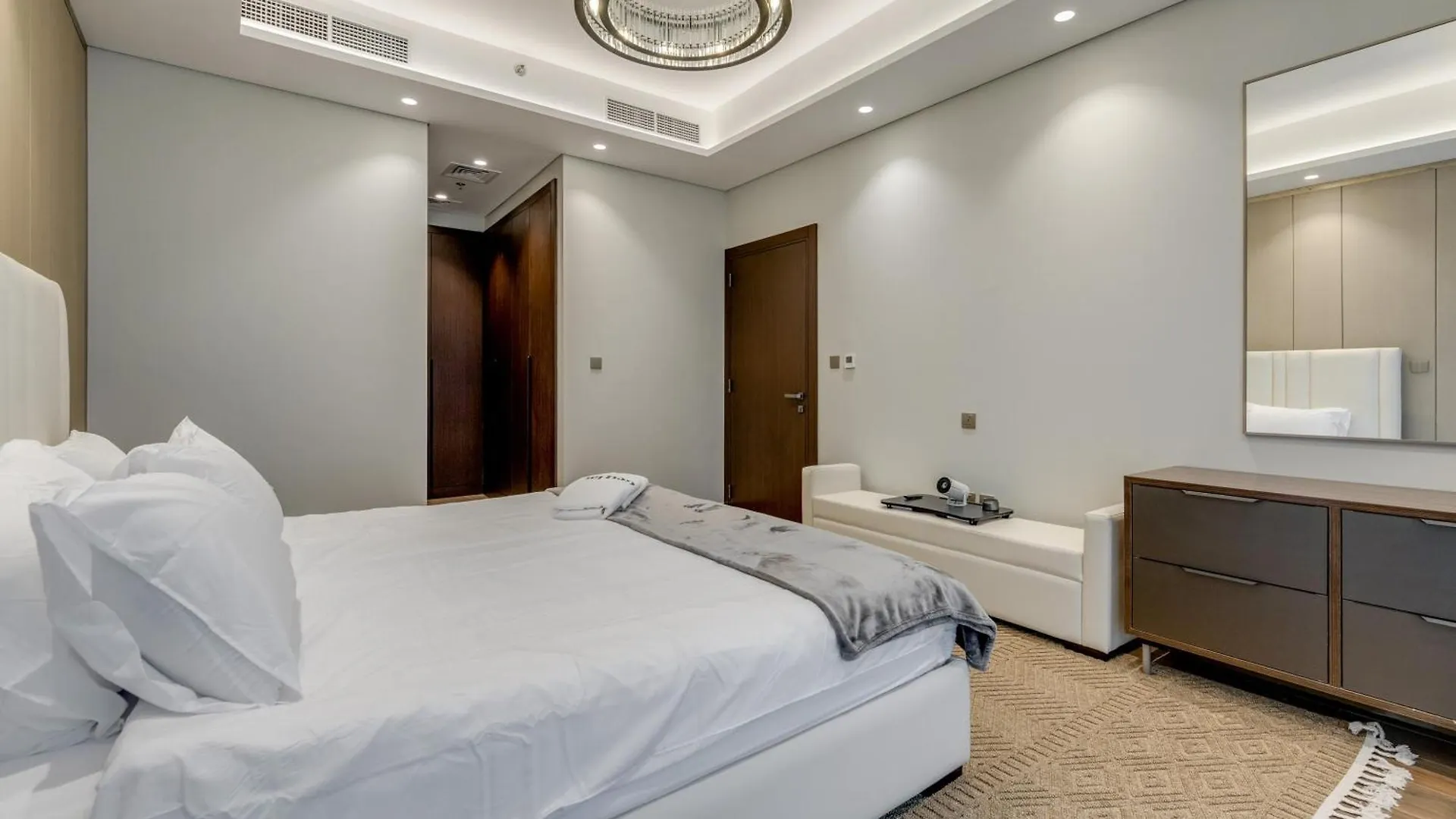 Ramadan Offer!!! Skyline View 1Br, King Bed, Bar & Movie Nights Apartment Dubai